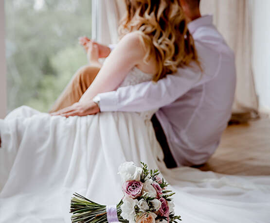 How to Pose for Wedding Photos